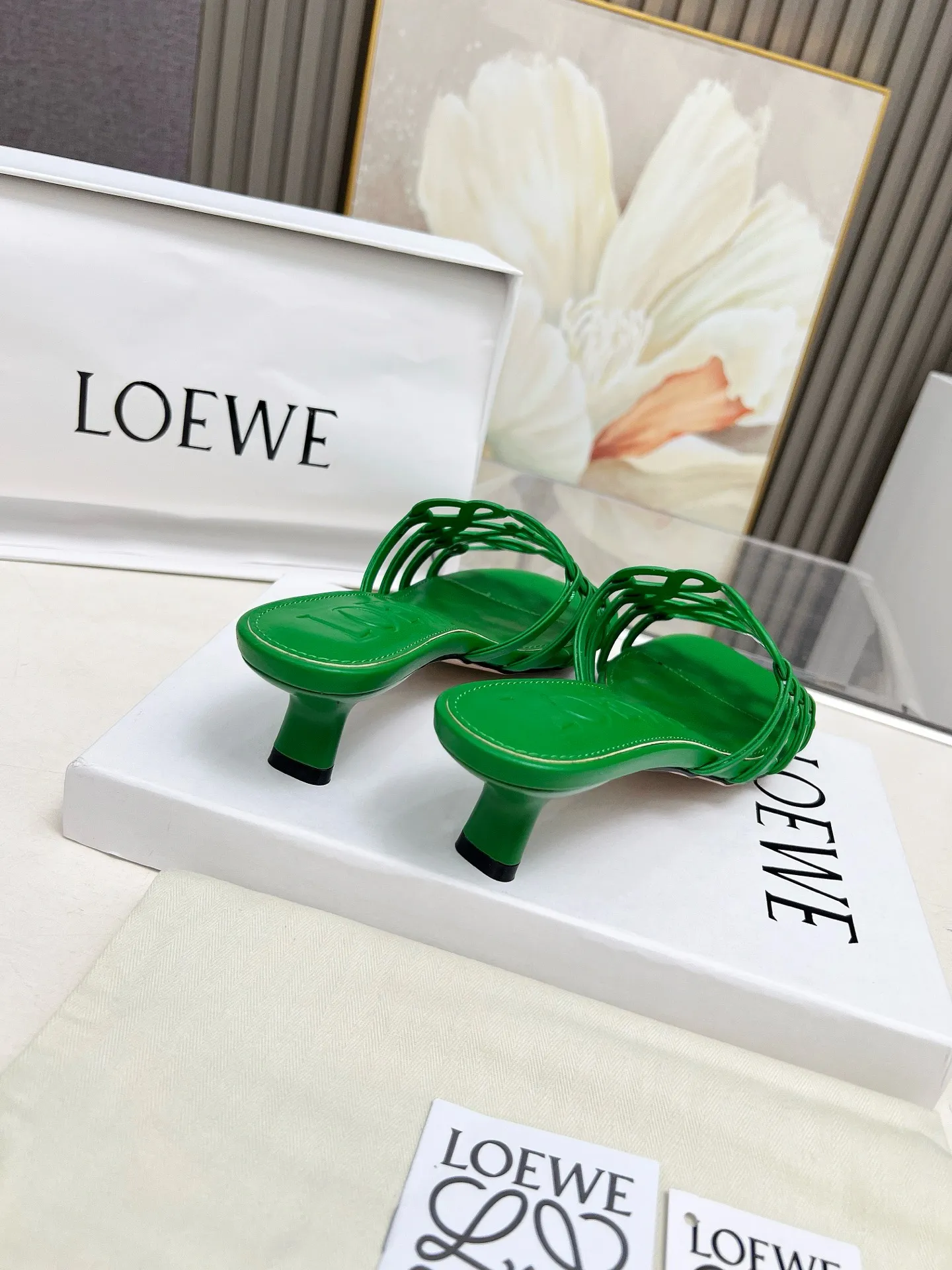 👟👟Ex-factory price 500👟👟 LOEWE 2025 SS summer limited edition hollow slippers, it is a very comprehensive noble fashion brand, highly recommended to all little fairies.   1⃣️Material: Imported cowhide 2⃣️Inner lining: Imported Italian lambskin, super soft and delicate 3⃣️Outsole: Imported Italian original original color genuine leather outsole Heel height 4.5 4⃣️Code number: 35 to 39 (40.41.42.43. Customized)